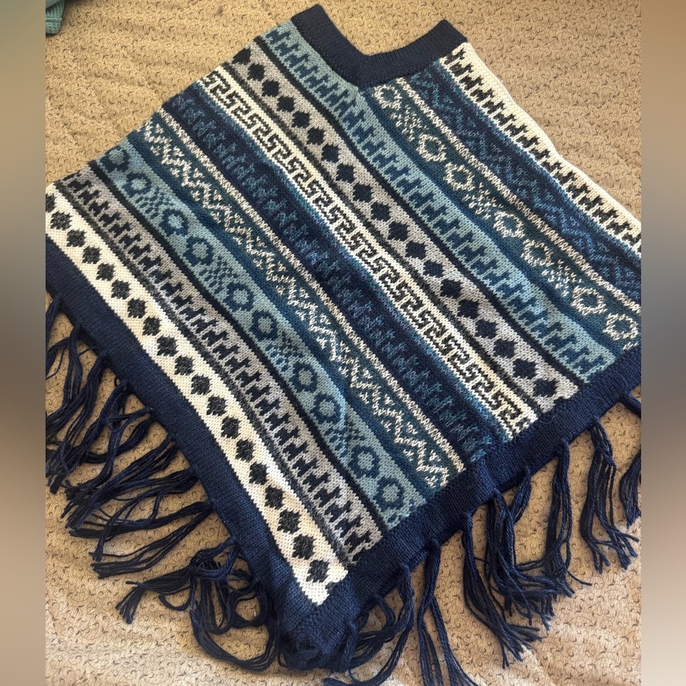 Blue,White&grey Patterned Poncho from PERU w/Fringe- cute lama design! Unisex💙🤍🩶